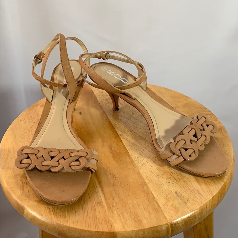 Rodo Tan Flower Design Leather Heels